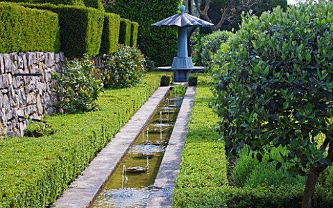 LA_CASELLA_FRANCE_CANAL_RILL_WATER_FOUNTAINS_CLIPPED_TOPIARY_MEDITERRANEAN_FRENCH_FORMAL_GREEN_EVERG