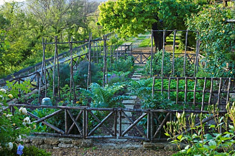 LA_CARMEJANE_FRANCE_LUBERON_PROVENCE_FRENCH_COUNTRY_GARDEN_SUMMER_POTAGER_VEGETABLE_PRODUCTIVE_EDIBL