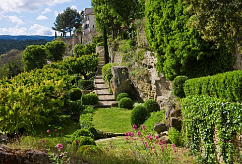 LA_CARMEJANE_FRANCE_LUBERON_PROVENCE_FRENCH_COUNTRY_GARDEN_GRASS_TERRACE_PATH_CLIPPED_TOPIARY_BALLS_