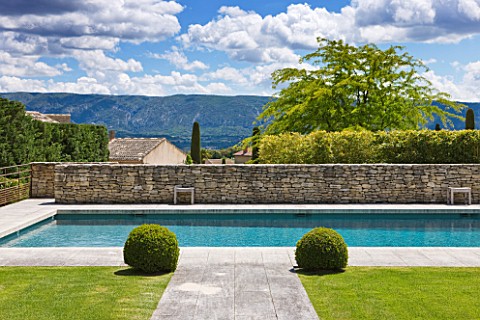 GARDEN_IN_LUBERON__FRANCE__DESIGNED_BY_MICHEL_SEMINI_LAWN_AND_PATH_TO_SWIMMING_POOL_WITH_LUBERON_HIL