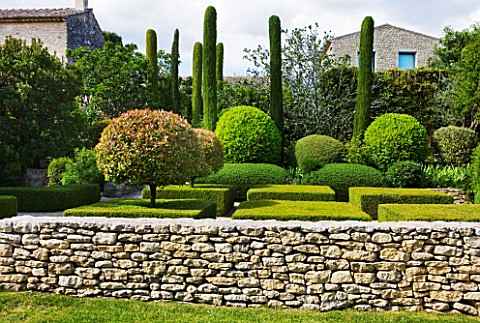 GARDEN_IN_LUBERON__FRANCE__DESIGNED_BY_MICHEL_SEMINI_STONE_WALL__CLIPPED_TOPIARY_AND_CYPRESS_TREES_I
