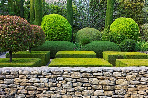 GARDEN_IN_LUBERON__FRANCE__DESIGNED_BY_MICHEL_SEMINI_STONE_WALL__CLIPPED_TOPIARY_AND_CYPRESS_TREES_I