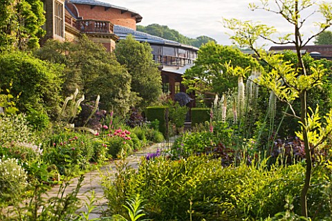 GLYNDEBOURNE_EAST_SUSSEX_VIEW_TO_THE_OPERA_HOUSE_OVER_THE_DOUBLE_HERBACEOUS_BORDERS_WITH_WHITE_FOXTA