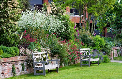 GLYNDEBOURNE_EAST_SUSSEX_VIEW_TO_THE_OPERA_HOUSE_OVER_THE_DOUBLE_HERBACEOUS_BORDERS_WITH_WHITE_CRAMB