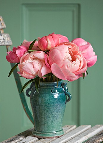 JO_BENNISON_PEONIES__LINCOLNSHIRE_VASE_ON_CHAIR_WITH_PEONY_CORAL_CHARM