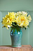 JO BENNISON PEONIES  LINCOLNSHIRE: VASE ON WOODEN TABLE WITH ITOH HYBRID PEONY BARTZELLA