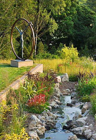GARDEN_IN_KENT_DESIGNED_BY_BELLA_WHITELEY_LAWN_AND_SCULPTURE_HARMONY_BY_MICHAEL_SPELLER_ORNAMENT_STR