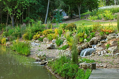 GARDEN_IN_KENT_DESIGNED_BY_BELLA_WHITELEY_LAKE_WITH_STREAM_AND_BEACH_POOL_WATER_CASCADE_SUMMER