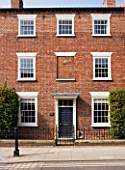 RICHARD CARNILL HOUSE  NOTTINGHAMSHIRE: RICHARDS RED BRICK GRADE 2 LISTED GENTLEMANS TOWN HOUSE IN SOUTHWELL  NOTTINGHAMSHIRE  DATES BACK TO 1820