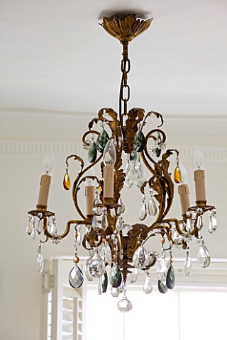 RICHARD_CARNILL_HOUSE__NOTTINGHAMSHIRE_SECOND_FLOOR_LANDING_WITH_VINTAGE_CHANDELIER_FROM_CRYSTAL_COR
