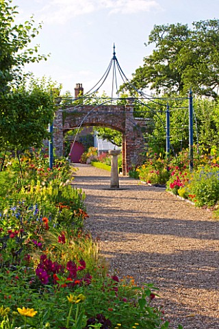 SLEDMERE_HOUSE_GARDEN_YORKSHIRE_PATH_THROUGH_EXOTIC_BORDERS_WITH_ANNUALS_AND_TENDER_AND_HARDY_PERENN