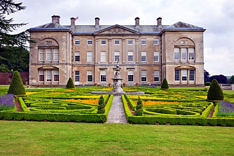 SLEDMERE_HOUSE_GARDEN_YORKSHIRE_SLEDMERE_HOUSE_WITH_ITS_ITALIANATE_PARTERRE__CLASSIC_COUNTRY_GARDEN_