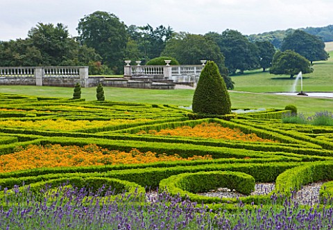 SLEDMERE_HOUSE_GARDEN_YORKSHIRE_VIEW_ONTO_ITALIANATE_PARTERRE_FROM_HOUSE_WITH_MARIGOLDS__CLASSIC_COU