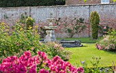 SLEDMERE HOUSE GARDEN, YORKSHIRE: FOUNTAIN IN THE WALLED GARDEN IN SUMMER, AUGUST, CLASSIC COUNTRY, GRASS, LAWN