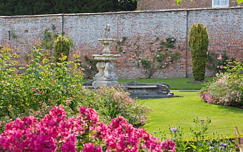 SLEDMERE_HOUSE_GARDEN_YORKSHIRE_FOUNTAIN_IN_THE_WALLED_GARDEN_IN_SUMMER_AUGUST_CLASSIC_COUNTRY_GRASS