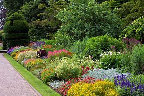 HERBACEOUS_BORDER_AT_NYMANS__SUSSEX__THE_NATIONAL_TRUST