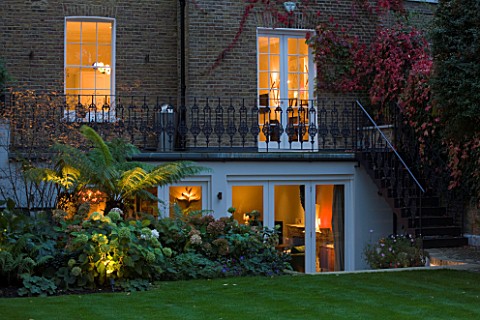 NOTTING_HILL_HOUSE_LONDON_GARDEN_DESIGN_BY_BUTTER_WAKEFIELD_VIEW_OF_REAR_OF_HOUSE__BORDER_WITH_BALCO