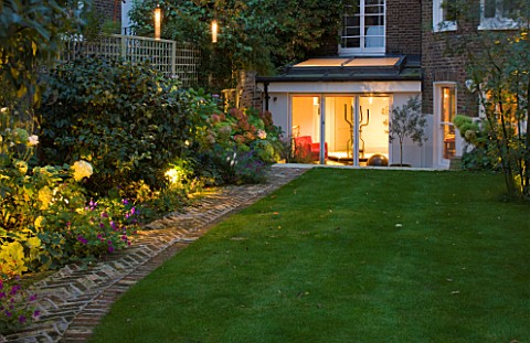 NOTTING_HILL_HOUSE_LONDONGARDEN_DESIGN_BY_BUTTER_WAKEFIELD_VIEW_OF_REAR_OF_HOUSE_WITH_LAWN_AND_GARDE
