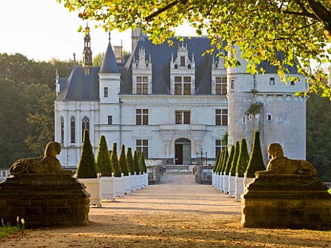 CHATEAU_DE_CHENONCEAU__FRANCE_THE_MAIN_WALKWAY_UP_TO_THE_CHATEAU_IN_AUTUMN