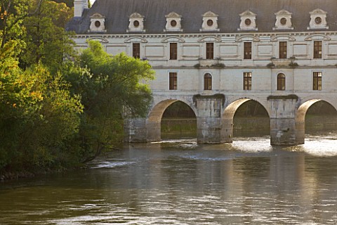 CHATEAU_DE_CHENONCEAU__FRANCE_THE_EAST_FRONT_OF_THE_PONT_DE_DIANE_OVER_THE_RIVER_CHER_IN_AUTUMN