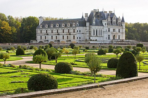 CHATEAU_DE_CHENONCEAU__FRANCE_THE_CHATEAU_SEEN_FROM_DIANES_GARDEN_WITH_SWIRLS_OF_SANTOLINA_AND_THE_F