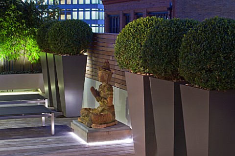 ROOF_GARDEN_IN_SHOREDITCH__LONDON__DESIGNED_BY_AMIR_SCHLEZINGER_OF_MY_LANDSCAPES_DECKING_WITH_BUDDHA
