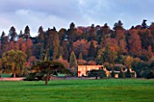 KILLERTON, DEVON: THE NATIONAL TRUST: VIEW OF HOUSE AND LANDSCAPE PARK IN AUTUMN
