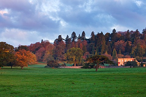 KILLERTON_DEVON_THE_NATIONAL_TRUST_VIEW_OF_HOUSE_AND_SURROUNDING_LANDSCAPE_PARK_IN_AUTUMN
