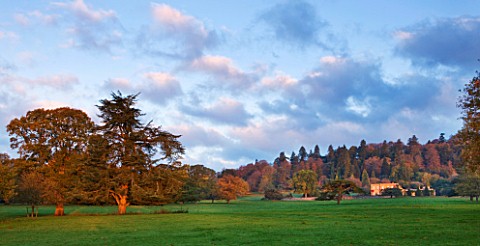 KILLERTON_DEVON_THE_NATIONAL_TRUST_VIEW_OF_HOUSE_AND_SURROUNDING_LANDSCAPE_PARK_IN_AUTUMN
