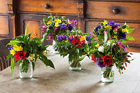 COMMON_FARM_FLOWERS_SOMERSET_MIXED_JAM_JAR_ARRANGEMENTS_OF_BRITISH_GROWN_FLOWERS_AND_FOLIAGE_ANEMONE
