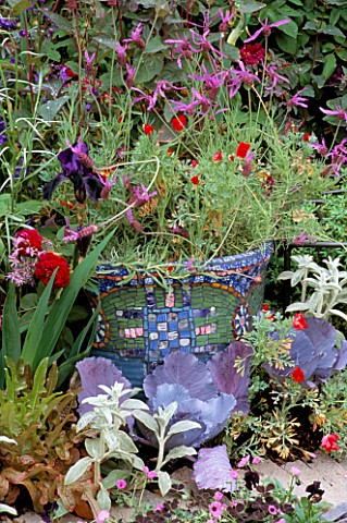 MOSAIC_CONTAINER_PLANTED_WITH_LAVENDER_CHELSEA_1993_EVENING_STANDARD_GARDEN_DESIGNER_DANIEL_PEARSON