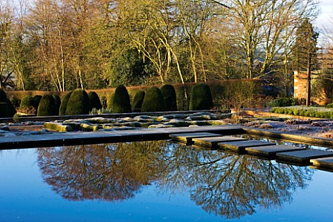 BROUGHTON_GRANGE_OXFORDSHIRE_DESIGNER_TOM_STUART__SMITH_CLIPPED_TOPIARY_YEW_WITH_POOL_AND_REFLECTION