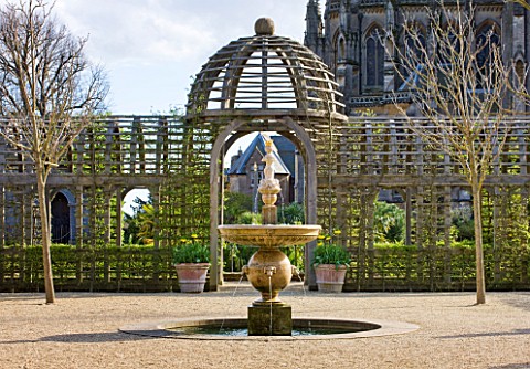 ARUNDEL_CASTLE_GARDENS__WEST_SUSSEX_OAK_PERGOLA_AND_FOUNTAIN__DESIGNED_BY_JULIAN_AND_ISABEL_BANNERMA
