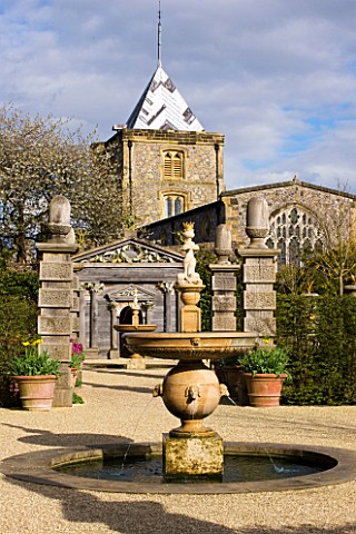ARUNDEL_CASTLE_GARDENS__WEST_SUSSEX_THE_COLLECTOR_EARLS_GARDEN_FOUNTAIN_WITH_FOUNTAIN__OAK_TEMPLE_AN