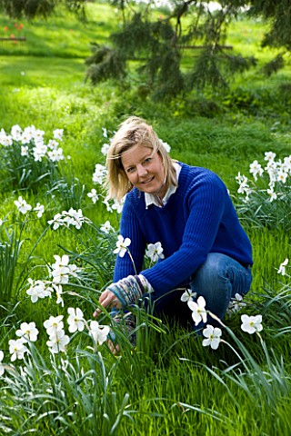 EASTON_WALLED_GARDEN__LINCOLNSHIRE_URSULA_CHOLMELY_IN_THE_MEADOW_SURROUNDED_BY_NARCISSUS_POETICUS_RE