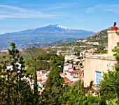 SICILY  ITALY: CASA CUSENI IN TAORMINA - VIEW TO MOUNT ETNA FROM ONE OF THE UPPER TERRACES  KITSONS HOUSE TO THE RIGHT - MEDITERRANEAN