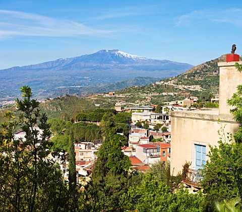 SICILY__ITALY_CASA_CUSENI_IN_TAORMINA__VIEW_TO_MOUNT_ETNA_FROM_ONE_OF_THE_UPPER_TERRACES__KITSONS_HO