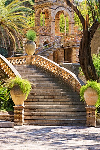 SICILY_ITALY_FLORENCE_TREVELYAN_GARDENS_TAORMINA__STEPS_WITH_TERRACOTTA_CONTAINERS__STEP_TERRACE_MED
