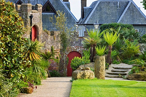 ARUNDEL_CASTLE_GARDENS__WEST_SUSSEX_THE_COLLECTOR_EARLS_GARDEN_THE_LAWN_AND_WALL_WITH_RED_DOOR___DES