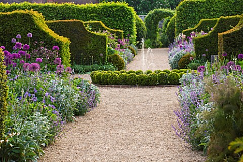 ARUNDEL_CASTLE_GARDENS_WEST_SUSSEX_THE_WALLED_GARDENS_PATH_TO_FOUNTAIN_WITH_BOX_BALLS_AND_YEW_HEDGES