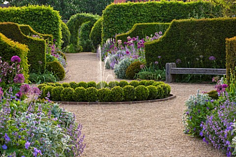ARUNDEL_CASTLE_GARDENS_WEST_SUSSEX_THE_WALLED_GARDENS_PATH_TO_FOUNTAIN_WITH_BOX_BALLS_AND_YEW_HEDGES