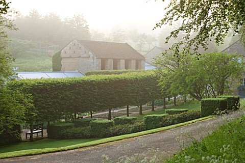 ROCKCLIFFE_HOUSE_GLOUCESTERSHIRE_FRONTDRIVE_IN_MIST_AND_FOG_WITH_GREEN_HEDGING