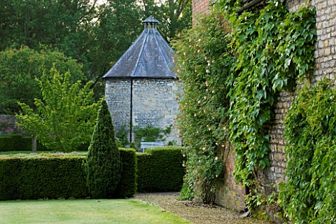 LITTLE_PONTON_HALL_LINCOLNSHIRE_WALL_WITH_PIGEON_HOUSE_BEHIND