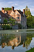 BIRTSMORTON COURT, WORCESTERSHIRE: THE HALF TIMBERED TUDOR WING DATING FROM THE 1930S SEEN ACROSS MOAT IN SUMMER