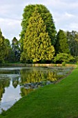 BIRTSMORTON COURT, WORCESTERSHIRE: LAWN AND MOAT IN SUMMER. LAKE, POND, ENGLISH GARDEN