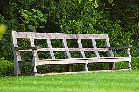 POULTON_HOUSE_GARDEN_WILTSHIRE_BEAUTIFUL_WOODEN_BENCH_A_PLACE_TO_SIT