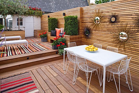 BEN_DE_LISI_HOUSE_AND_GARDEN__LONDON_A_PLACE_TO_SIT__WOODEN_BENCH_WITH_CUSHIONS_AND_SQUARE_CONTAINER