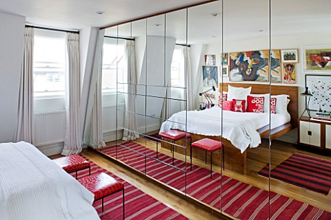 BEN_DE_LISI_HOUSE_AND_GARDEN__LONDON_MASTER_BEDROOM_WITH_BED_AND_BEN_DE_LISI_DOG_CUSHIONS_REFLECTED_