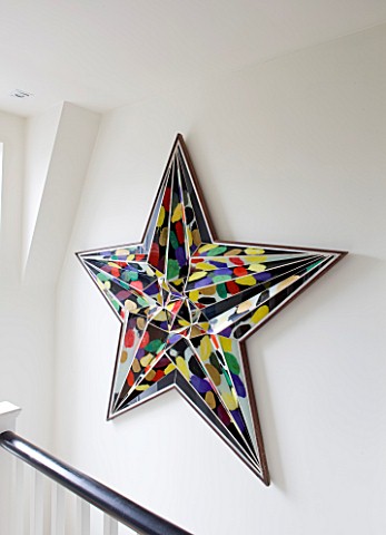 BEN_DE_LISI_HOUSE_AND_GARDEN__LONDON_DECORATIVE_STAR_SCULPTURE_ON_WALL_BY_STAIRCASE