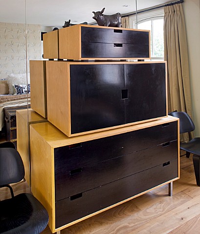 BEN_DE_LISI_HOUSE_AND_GARDEN__LONDON_CABINET_IN_MATT_BLACK_AND_PALE_WOOD_IN_ONE_OF_THE_BEDROOMS